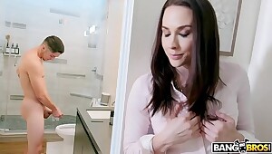 BANGBROS - Stiefmutter Chanel Preston erwischt den Sohn beim Wichsen im Badezimmer